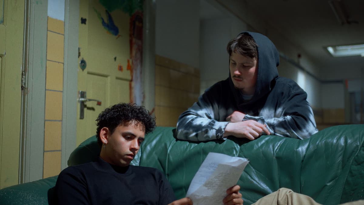 Still from Doodgewoon music video