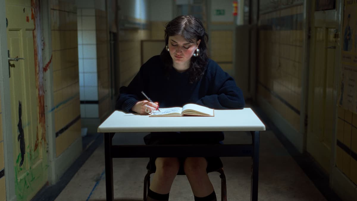 Still from Doodgewoon music video